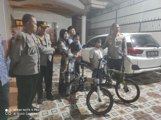 Taliasih dan Bantuan Sepeda untuk Anak Polisi Korban Tragedi Kanjuruhan Diberikan oleh Kapolresta Sidoarjo