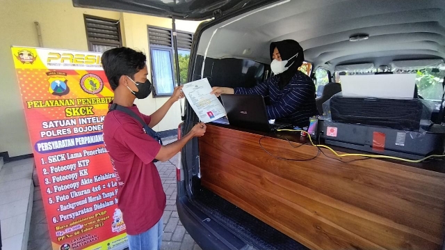 Jemput Bola, Mobil SKCK Keliling Polres Bojonegoro Layani Warga ke Pelosok Desa
