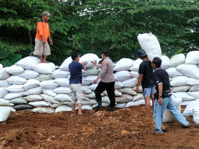 Polres Mojokerto Benahi Barikade Karung Sekam di Jalur Cangar-Pacet dalam Menjelang Nataru