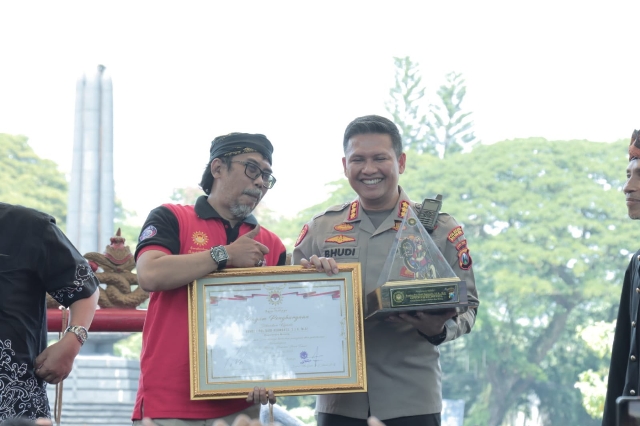 Terima Predikat Sebagai Bapak Pemajuan Budaya diberikan kepada Kapolresta Malang Kota
