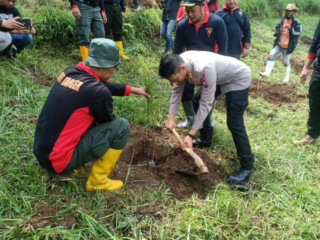Sinergitas Polres Batu Bersama TNI Gelar Penghijauan