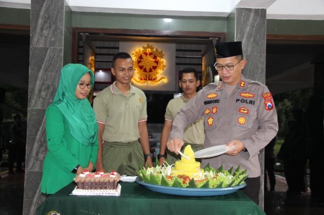 Kapolres Bondowoso Beri Kejutan untuk Yonif Raider 514/SY Kostrad dalam Sinergitas TNI – Polri