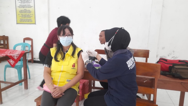 Beri Layanan Kesehatan Gratis dan Bansos Menjelang Nataru oleh Polres Nganjuk