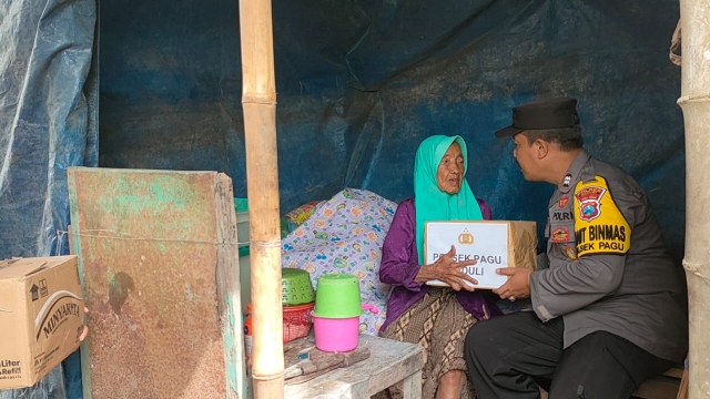 Polisi di Kediri Salurkan Bantuan Sosial Untuk Warga dalam Peduli Sesama