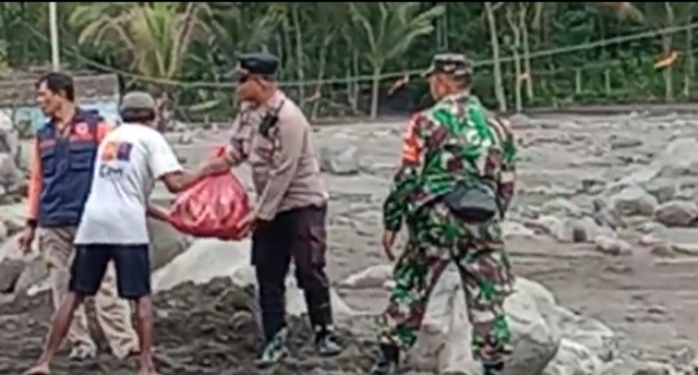 Polisi Serahkan Bantuan Sembako Untuk Warga Sumberlangsep yang Sempat Terisolasi Akibat Lahar Dingin Semeru