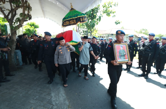 Kapolda Jatim Pimpin Upacara Pemberangkatan Jenazah Alm Dansat Brimob dengan Memberikan Penghormatan Terakhir
