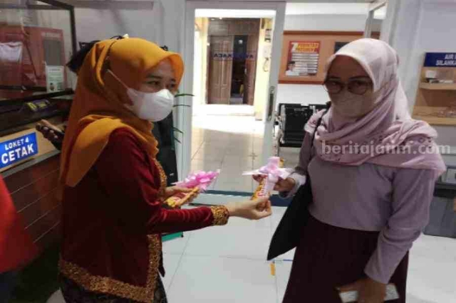 Polwan Polres Ponorogo Berkebaya Beri Hadiah Coklat Kaum Perempuan Pemohon SIM bertepatan Dengan Hari Ibu