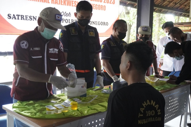 Polres Bojonegoro Gelar Tes Urine di Terminal Bus Rajekwesi Menjelang Nataru