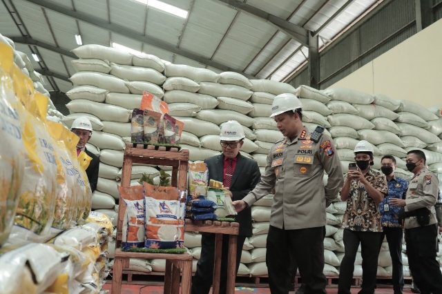Jelang Nataru Polresta Malang Kota Bersama Pemkot Pantau Stok Sembako dan BBM