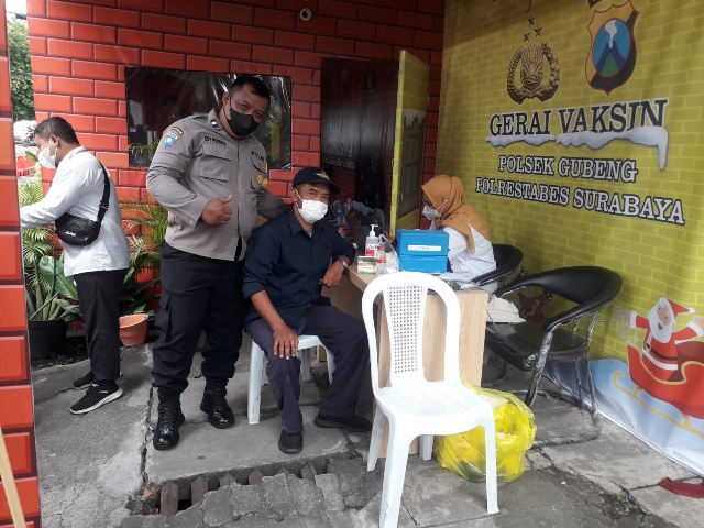 POLSEK GUBENG POLRESTABES SURABAYA Melakukann Giat Pelayanan di Gerai Vaksinasi Pospam Natal dan Tahun Baru 2023
