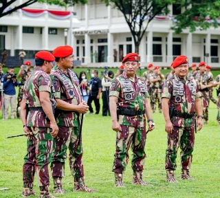 Kapolri: Jangan Ragukan Sinergisitas TNI-Polri Jaga NKRI saat Penyematan Baret Merah Kopassus