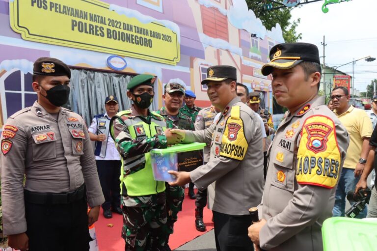 Wakapolda Jatim Berbagi Bingkisan Untuk Warga dan Petugas saat Mengunjungi Pos Pam di Bojonegoro