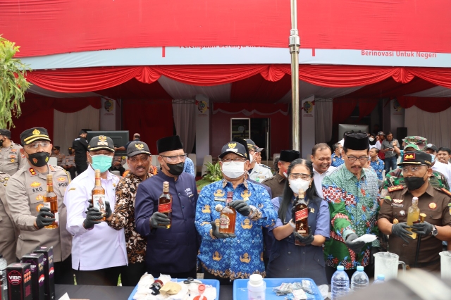 Polres Tulungagung Musnahkan Ribuan Botol Miras Hasil Operasi bersama Forkopimda
