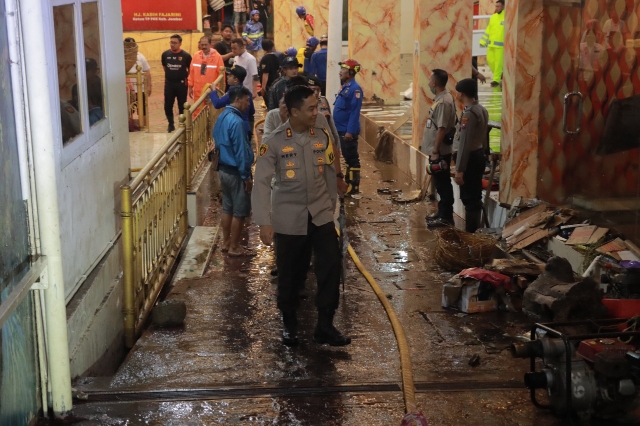 Polres Jember Bantu Korban Banjir dengan Gerak Cepat