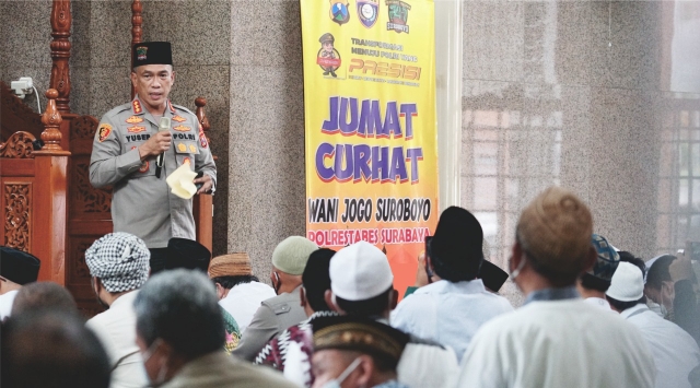 Kapolrestabes Surabaya Imbau Orang Tua Mengawasi Anak-Anaknya di Malam Tahun Baru, dalam “Jumat Curhat”