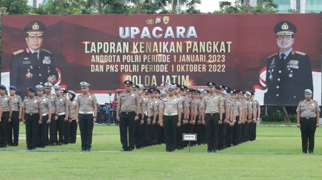 Kapolda Jatim Pimpin Upacara Kenaikan Pangkat 2.908 Personel di Akhir Tahun 2022