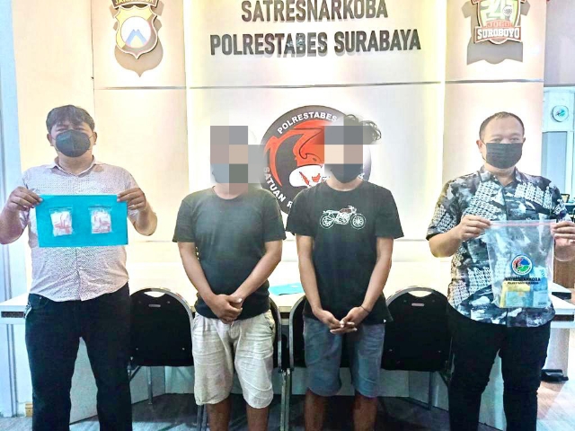 Diamankan Satresnarkoba Polrestabes Surabaya, dengan Barang Bukti Ratusan Sabu Siap Edar