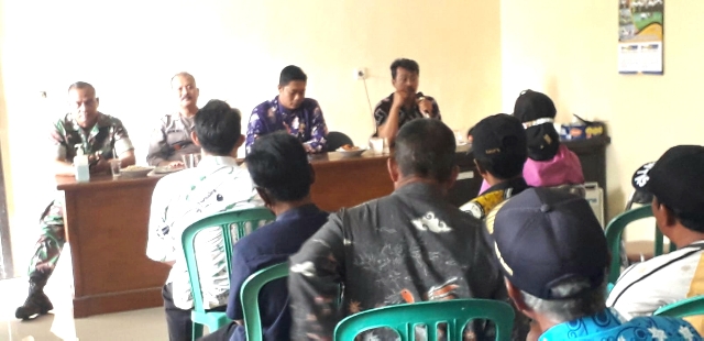 Subsidi Pupuk Dihentikan, Kapolsek Karangbinangun dan Sosialisasi bersama Petambak