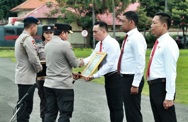 Kapolda Jawa Timur Beri Penghargaan Kasat Reskrim Polrestabes Surabaya, di Awal Tahun 2023