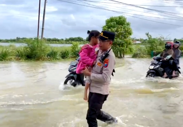 Polres Sumenep Turunkan Personel untuk Bantu Warga Terdampak Banjir dalam Tanggap Bencana