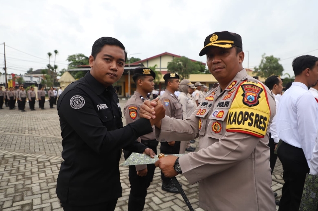 Bripda Ivantri Ba Sihumas Polres Mojokerto Raih Penghargaan dari Kapolres Sebagai Anggota Berloyalitas Tanpa Batas