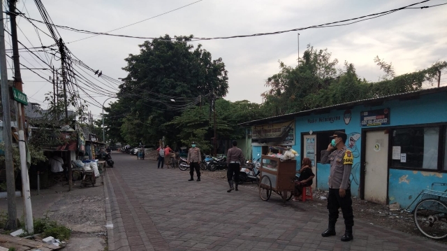 Polsek Tambaksari Polrestabes Surabaya bersama 3 Pilar Melaksanakan Patroli Rutin Antisipasi Judi Burung Merpati di Karanggayam Surabaya