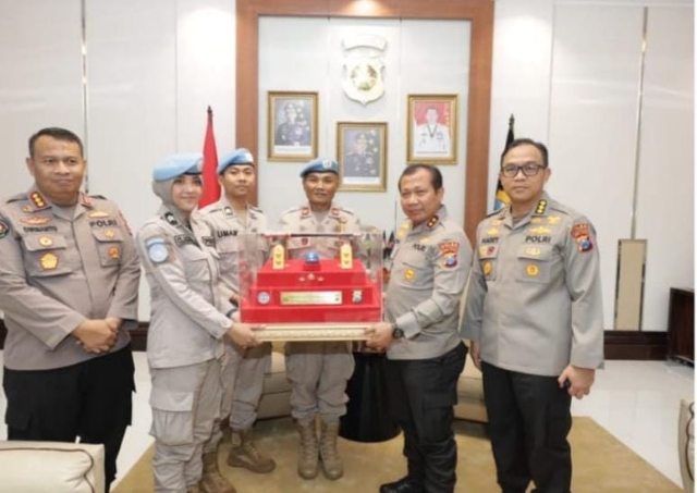 Tiga Personel Rampungkan Tugas PBB, Disambut Kapolda Jatim, saat setelah selesai Melaksanakan kembali tugas Kepolisian dengan Penuh Tanggung Jawab