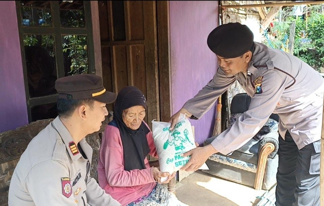 Polres Ponorogo Sambangi Warga Berikan Bantuan Sembako bukti Polisi Peduli Kasih
