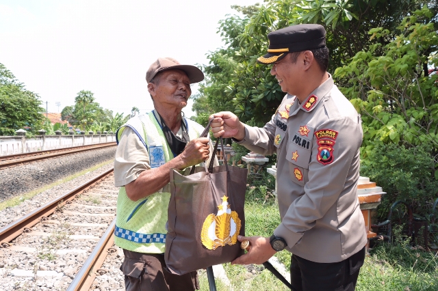 Polres Lamongan Berbagi untuk Relawan Penjaga Perlintasan Kereta Api dalam Peduli Sesama