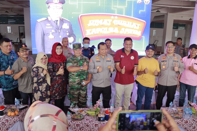 PJU Polres Tanjung Perak Dampingi Kapolda Jatim Laksanakan Kegiatan “Jum’at Curhat” Di Sentral Ikan Bulak, Surabaya.