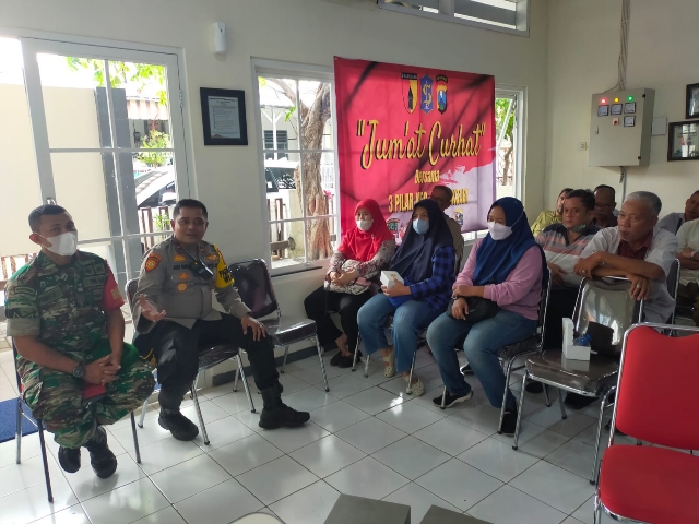 Polsek Tambaksari Polrestabes Surabaya mengadakan kegiatan “Jumat Curhat” bersama Warga Pacar Keling Surabaya