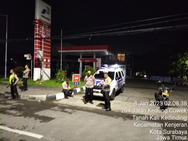 Polsek Tambaksari melaksanakan Giat Patroli dan Sambang Dialogis dengan Warga dan Pemilik Warkop Sekitar Kenjeran