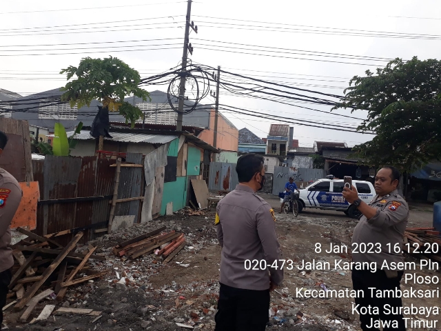 Polsek Tambaksari Polrestabes Surabaya bersama 3 Pilar melaksanakan Patroli Rutin Antisipasi Judi Burung Merpati di Ploso Surabaya