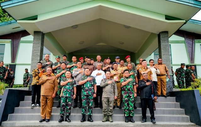 Kapolri: TNI-Polri Solid dan Siap Kawal Program Pemerintah dalam Silaturahmi dengan Masyarakat di Papua Barat
