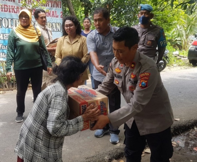 Warga Korban Kebakaran diberi Bantuan oleh Polres Kediri Kota