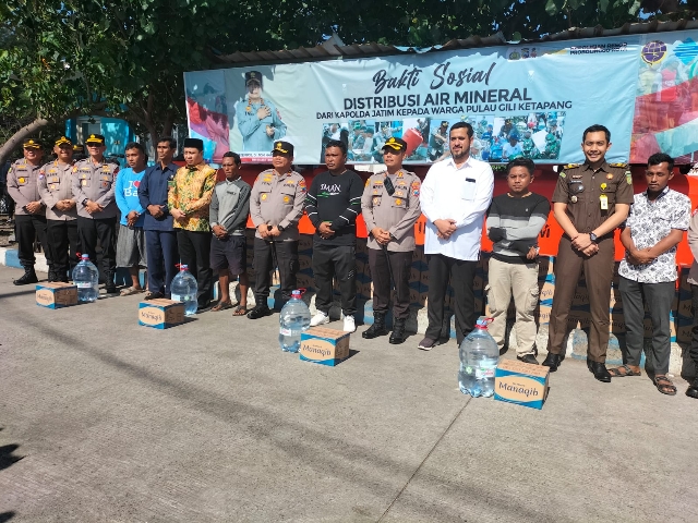 Gelontorkan Bantuan Air Mineral Untuk Penduduk Pulau Gili Ketapang dari Kapolda Jatim
