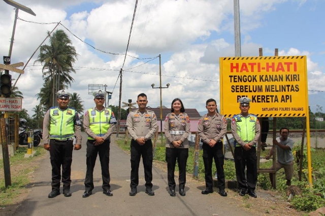 Polres Malang Pasang Papan Himbauan dalam Mencegah Kecelakaan di Perlintasan Kereta Api