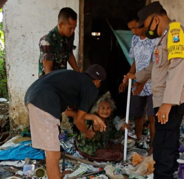 Bedah Rumah Mbah Ponirah yang Hidup Sebatangkara dilakukan oleh Polres Ponorogo bersama TNI dan Warga