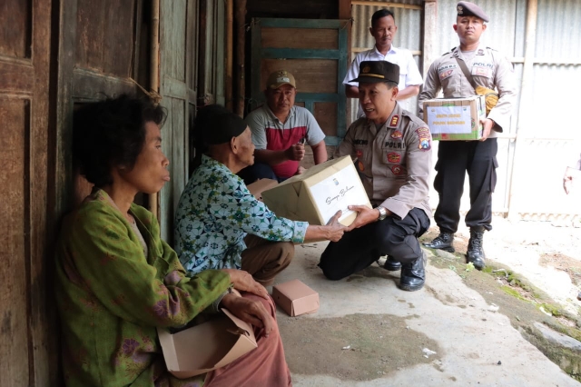 Polres Ponorogo Salurkan Bantuan Untuk Anak Keterbelakangan Mental dalam Bentuk Polisi Peduli