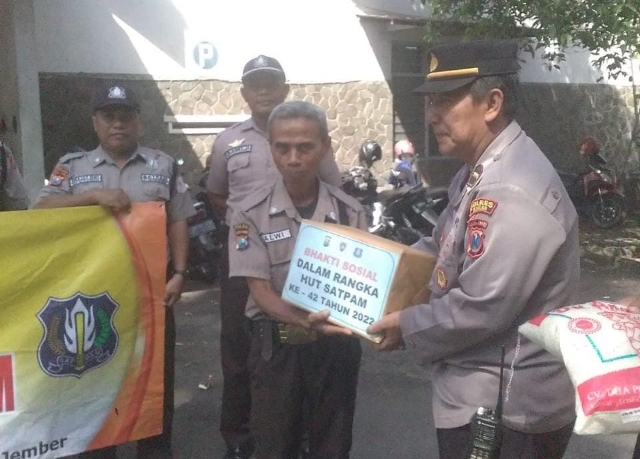 Berbagi Ratusan Paket Sembako untuk Warga dan Satpam dari Polres Jember