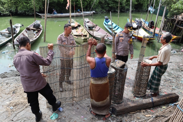 Waspadai Banjir Rob, Polres Pelabuhan Tanjung Perak ajak Warga dalam Mengantisipasi di Pesisir Pantai