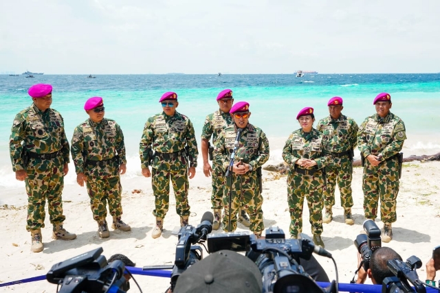 Sinergitas TNI-Polri Makin Kokoh, Kapolri Disematkan Jadi Warga Kehormatan Marinir