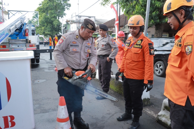 Bersama Forkopimda, Kapolres Jember Tandatangani Komitmen Gerpas Pohon