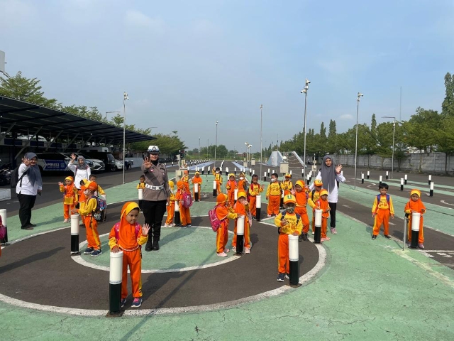 Edukasi Tertib Berlalu Lintas Sejak Dini bersama Polresta Mojokerto