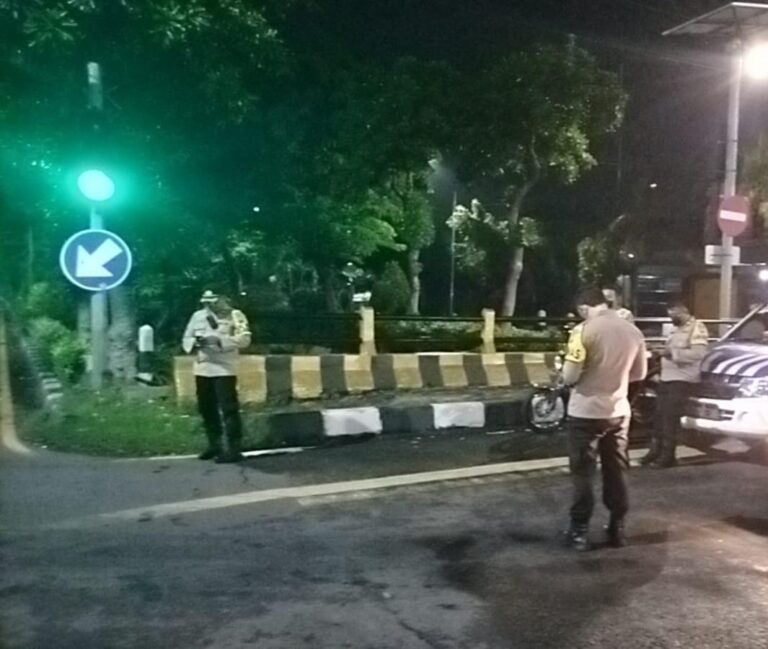 Polsek Tambaksari bersama 3 Pilar Melaksanakan Patroli Rutin Antisipasi Kejahatan Jalanan