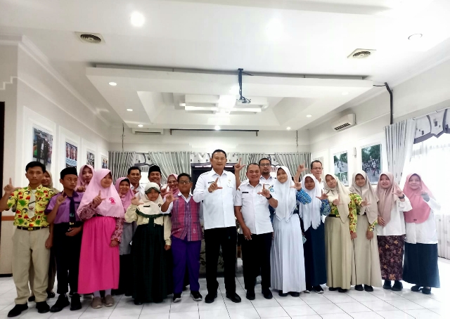 Audiensi dengan 10 Pelajar Berprestasi, Bupati Yes : Now Reader, Next Leader