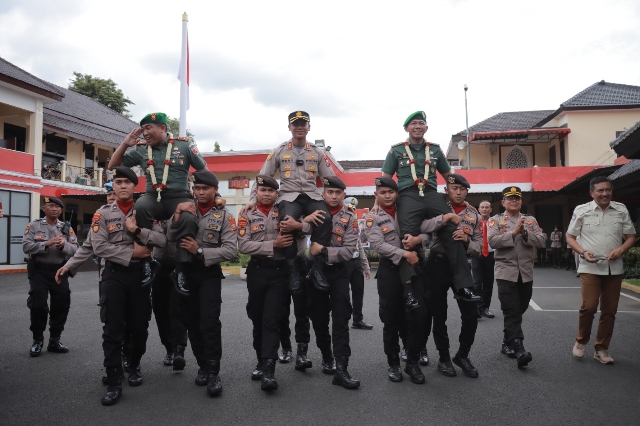 Soliditas, Kapolres Jember Lepas Sambut Dandim 0824 Dengan Gendong Komando
