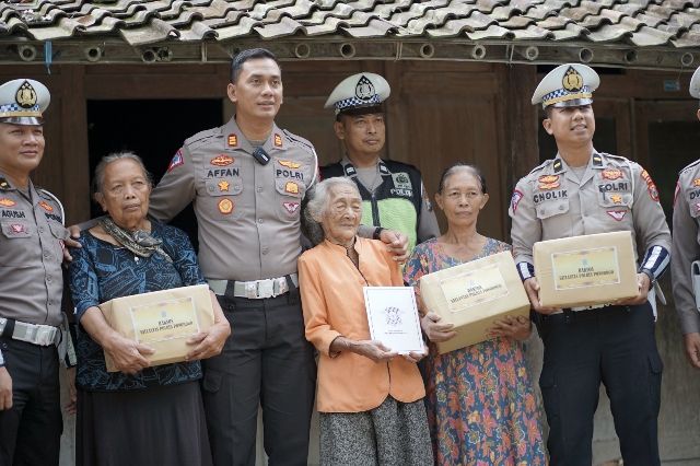 Berbagi Sembako Untuk Warga Kurang Mampu berkat Polisi Peduli bersama Polres Ponorogo