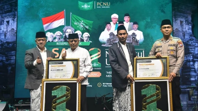 Kapolres Malang Terima Penghargaan Dari PCNU Kab. Malang dalam Mensukseskan Rangkaian 1 Abad NU