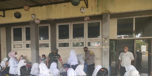 Polsek Tambaksari Polrestabes Surabaya Memberikan Penyuluhan kepada Siswa-Siswi SMPN. 29 Surabaya